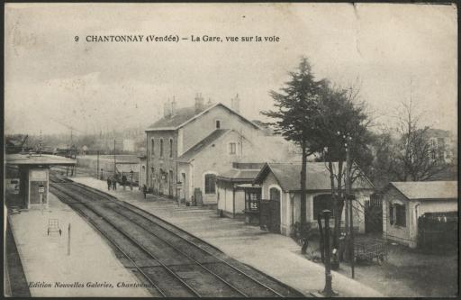 La gare, le quai et les voies à Chantonnay.